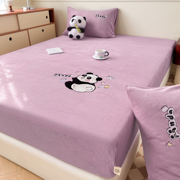 91家纺网 家纺一手货源 找家纺 鑫钰 2024新款刺绣卡通加厚牛奶绒床笠-花花熊猫 花花熊猫-紫色