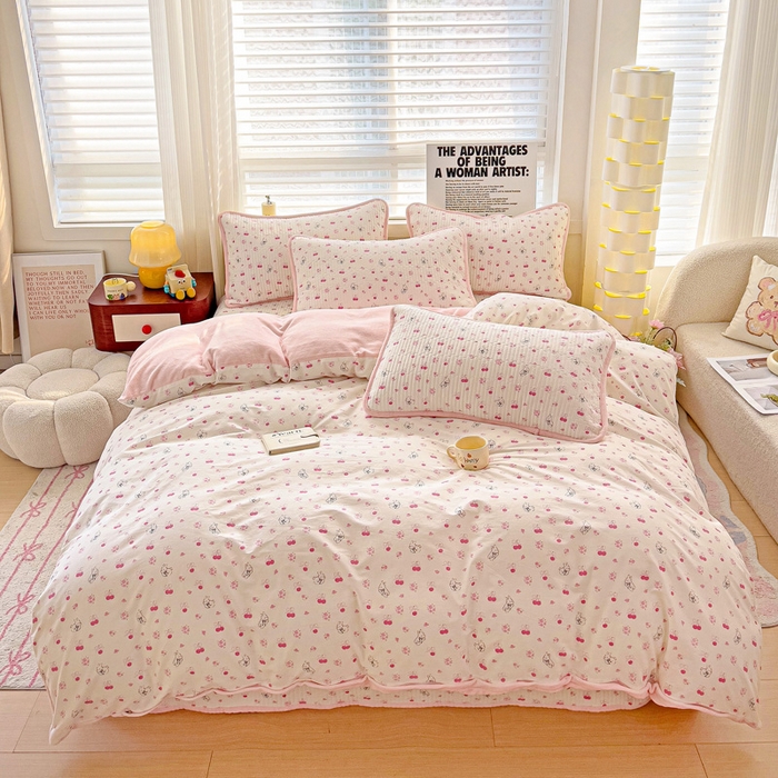 91家纺网 家纺一手货源 找家纺 2024新款水洗全棉牛奶绒床盖四件套 樱桃兔兔