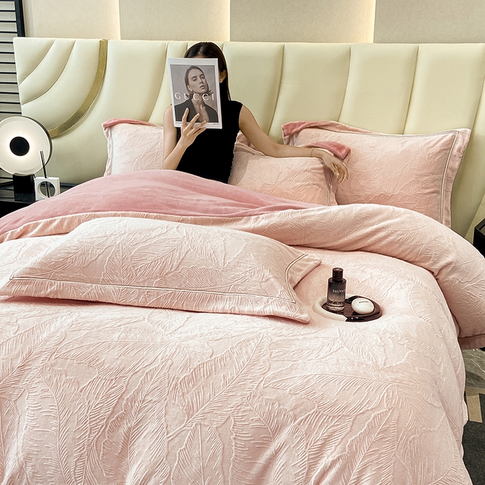 91家纺网 家纺一手货源 找家纺 金喜 2024新款AB230克全消光牛奶绒雕花绒四件套--春屿系列 玉脂粉