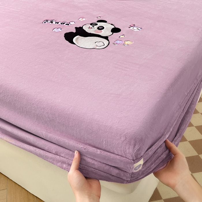 91家纺网 家纺一手货源 找家纺 鑫钰 2024新款刺绣卡通加厚牛奶绒床笠-花花熊猫 花花熊猫-紫色