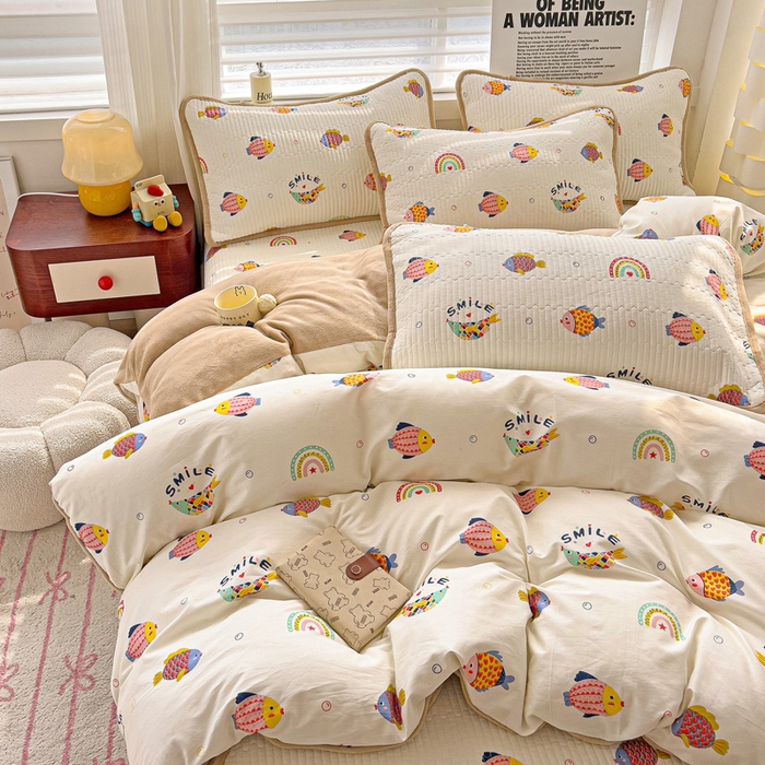 91家纺网 家纺一手货源 找家纺 2024新款水洗全棉牛奶绒床盖四件套 小锦鲤