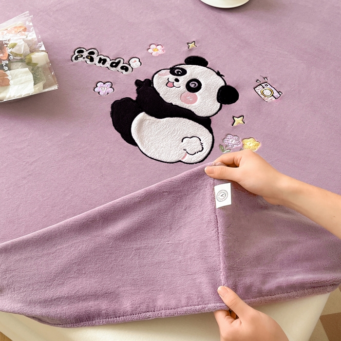 91家纺网 家纺一手货源 找家纺 鑫钰 2024新款刺绣卡通加厚牛奶绒床笠-花花熊猫 花花熊猫-紫色