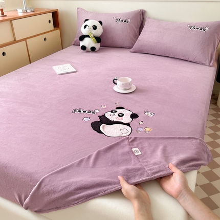 91家纺网 家纺一手货源 找家纺 鑫钰 2024新款刺绣卡通加厚牛奶绒床笠-花花熊猫 花花熊猫-紫色