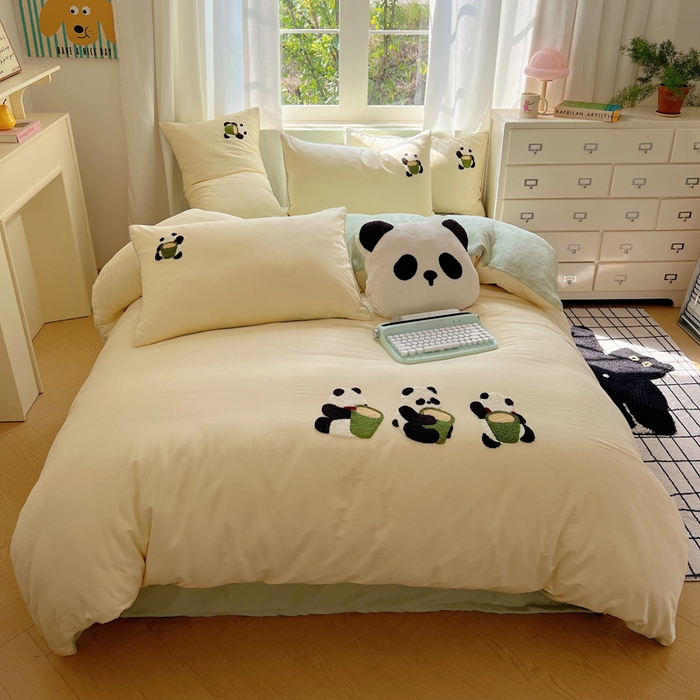 91家纺网 家纺一手货源 找家纺 2025新款牛奶绒+全棉毛巾绣四件套 背篓熊猫