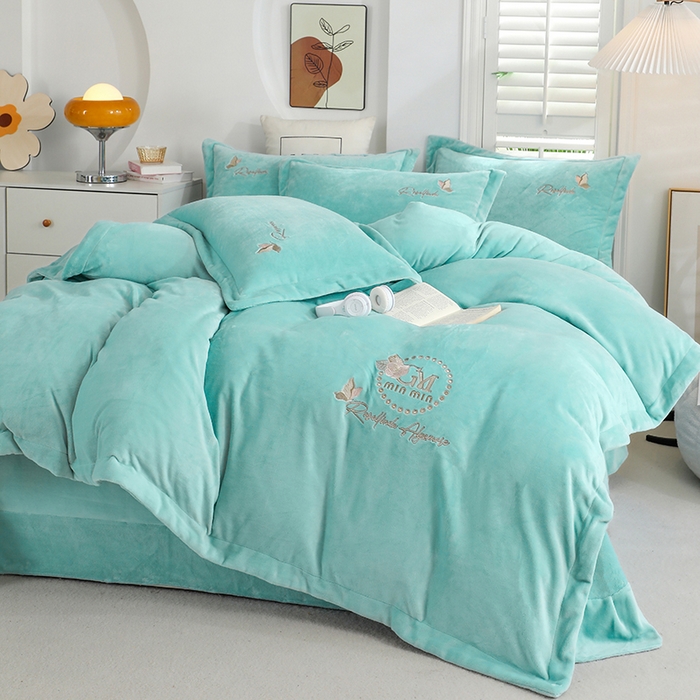 91家纺网 家纺一手货源 找家纺 畅畅家纺 2024新款宽边高克重冬季9斤加厚牛奶绒绣花四件套 水绿色