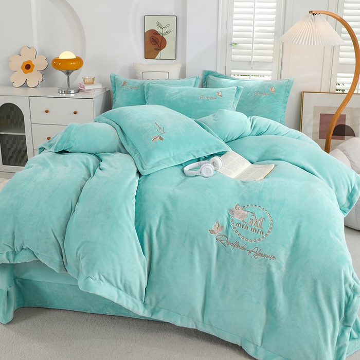 91家纺网 家纺一手货源 找家纺 畅畅家纺 2024新款宽边高克重冬季9斤加厚牛奶绒绣花四件套 水绿色