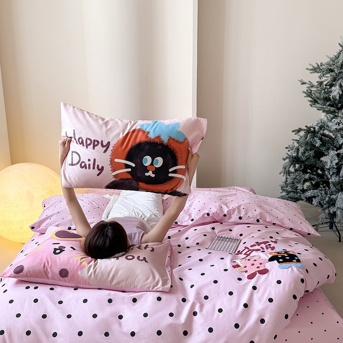 91家纺网 家纺一手货源 找家纺 2024春季新品毛巾绣13370全棉卡通系列四件套 波点柿子猫