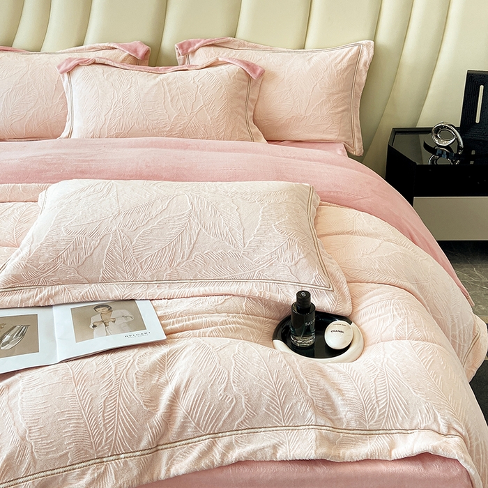 91家纺网 家纺一手货源 找家纺 金喜 2024新款AB230克全消光牛奶绒雕花绒四件套--春屿系列 玉脂粉