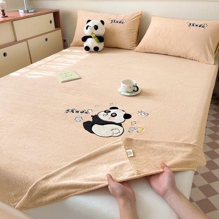 91家纺网 家纺一手货源 找家纺 鑫钰 2024新款刺绣卡通加厚牛奶绒床笠-花花熊猫 花花熊猫-卡其