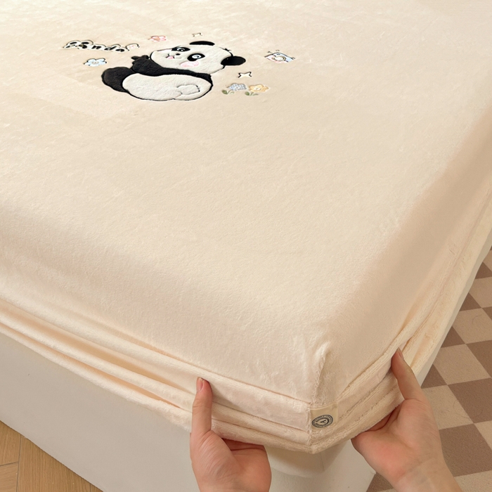 91家纺网 家纺一手货源 找家纺 鑫钰 2024新款刺绣卡通加厚牛奶绒床笠-花花熊猫 花花熊猫-米白