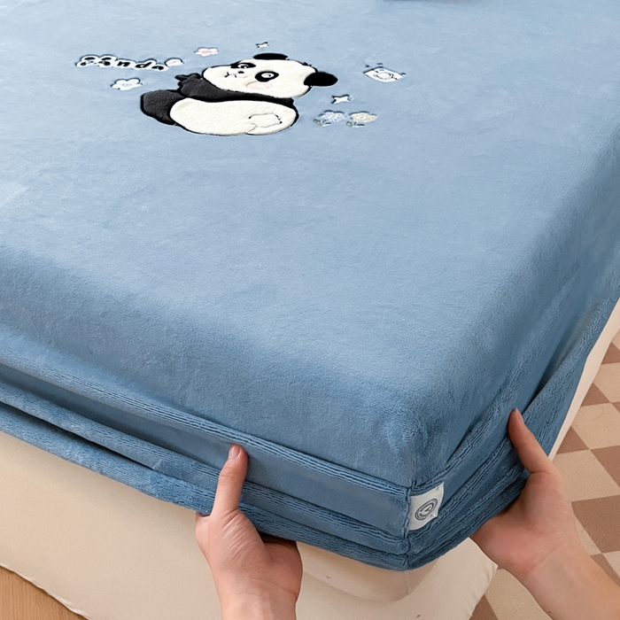 91家纺网 家纺一手货源 找家纺 鑫钰 2024新款刺绣卡通加厚牛奶绒床笠-花花熊猫 花花熊猫-湖蓝