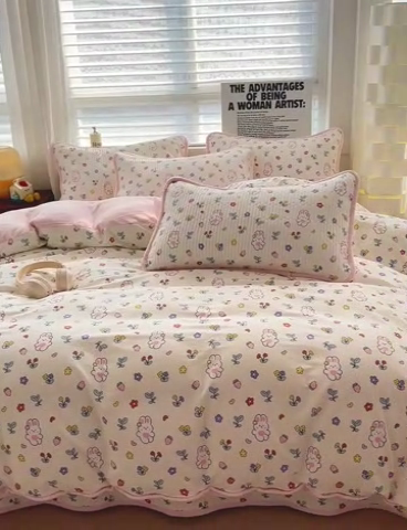 91家纺网 家纺一手货源 找家纺 2024新款水洗全棉牛奶绒床盖四件套 元气兔兔