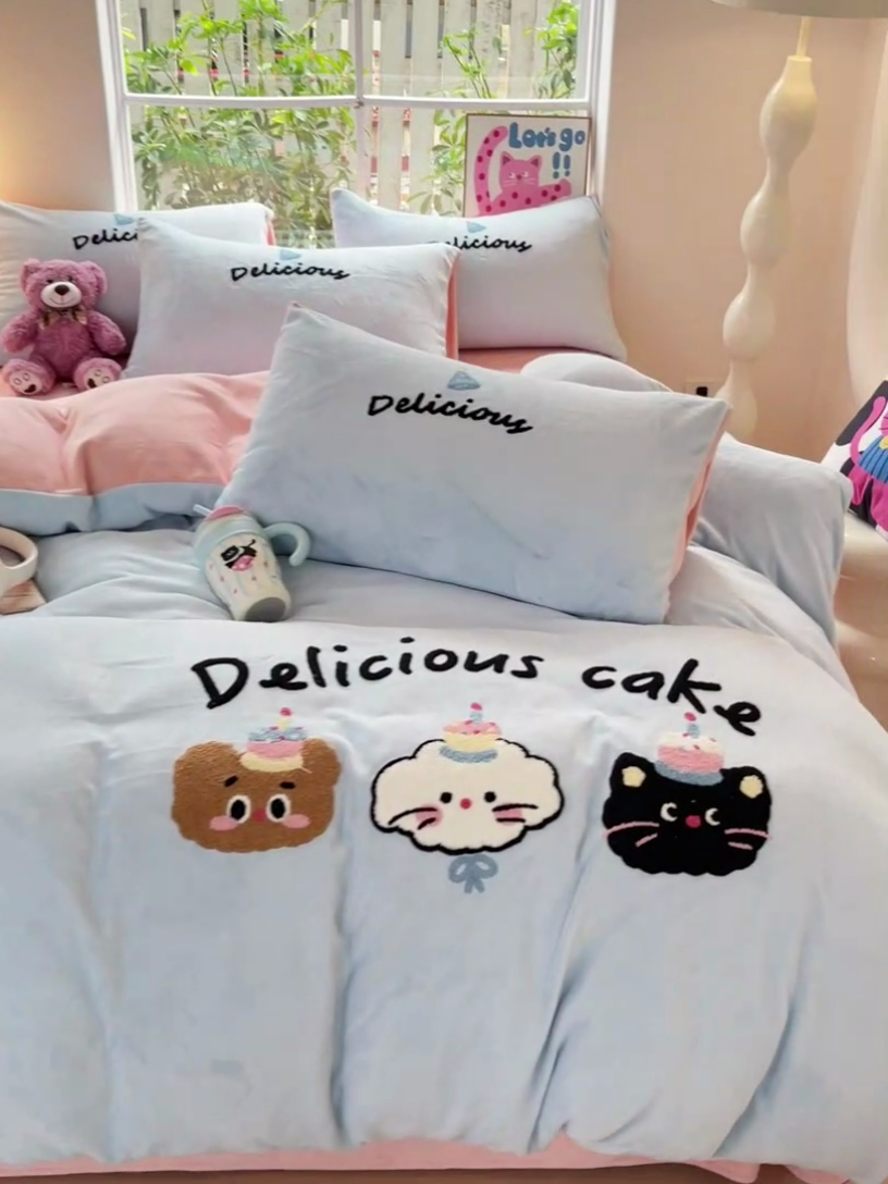 91家纺网 家纺一手货源 找家纺 眠帛家居 2024新款高克重牛奶绒毛巾绣加印大版卡通四件套系列二 布丁