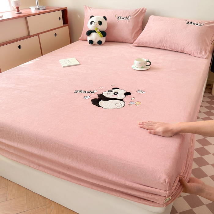 91家纺网 家纺一手货源 找家纺 鑫钰 2024新款刺绣卡通加厚牛奶绒床笠-花花熊猫 花花熊猫-绯粉