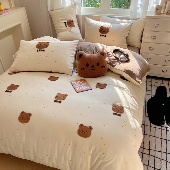 91家纺网 家纺一手货源 找家纺 2025新款牛奶绒+全棉毛巾绣四件套 乖乖熊