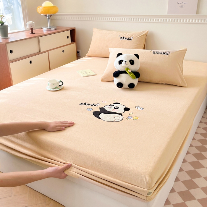 91家纺网 家纺一手货源 找家纺 鑫钰 2024新款刺绣卡通加厚牛奶绒床笠-花花熊猫 花花熊猫-卡其