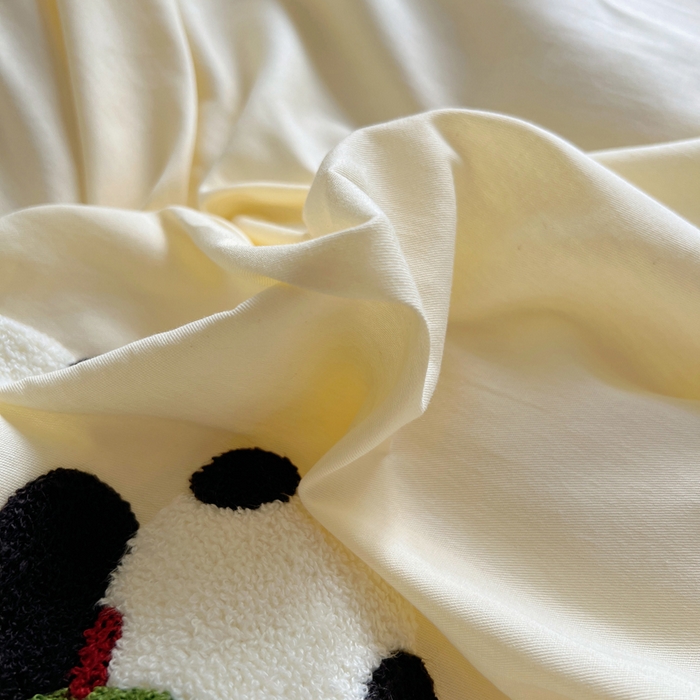 91家纺网 家纺一手货源 找家纺 2025新款牛奶绒+全棉毛巾绣四件套 背篓熊猫