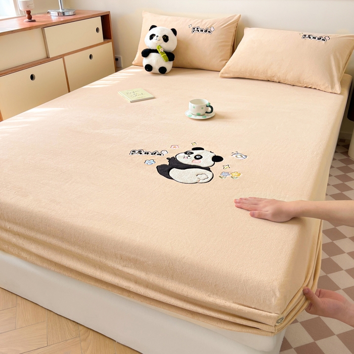 91家纺网 家纺一手货源 找家纺 鑫钰 2024新款刺绣卡通加厚牛奶绒床笠-花花熊猫 花花熊猫-卡其