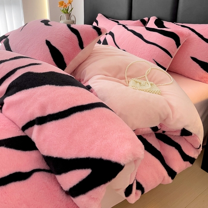 米莱家纺 2024新款兔毛绒牛奶绒斑马四件套 赫本藕荷粉