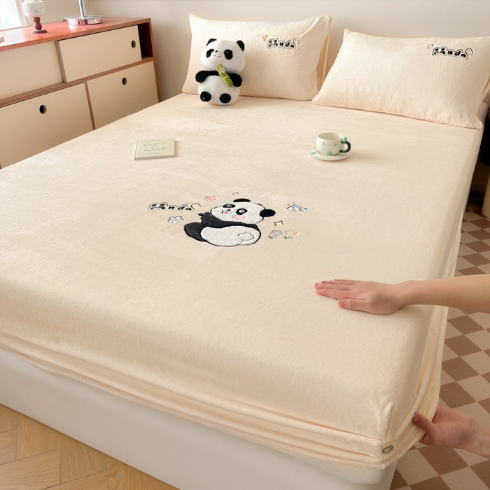 91家纺网 家纺一手货源 找家纺 鑫钰 2024新款刺绣卡通加厚牛奶绒床笠-花花熊猫 花花熊猫-米白