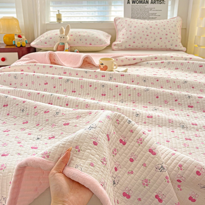 91家纺网 家纺一手货源 找家纺 2024新款水洗全棉牛奶绒床盖三件套 樱桃兔兔