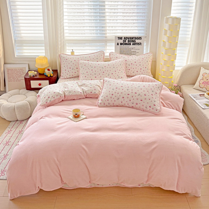 91家纺网 家纺一手货源 找家纺 2024新款水洗全棉牛奶绒床盖四件套 樱桃兔兔