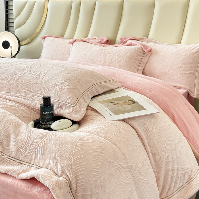 91家纺网 家纺一手货源 找家纺 金喜 2024新款AB230克全消光牛奶绒雕花绒四件套--春屿系列 玉脂粉