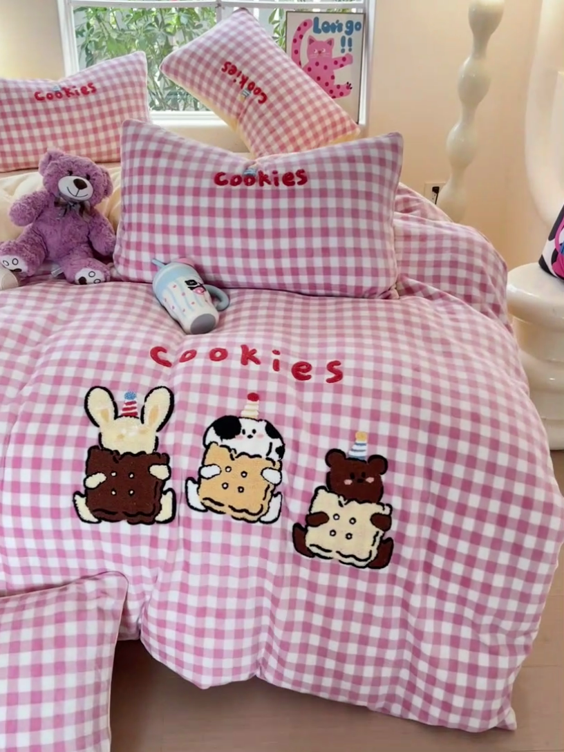 91家纺网 家纺一手货源 找家纺 眠帛家居 2024新款高克重牛奶绒毛巾绣加印大版卡通四件套系列二 芝士