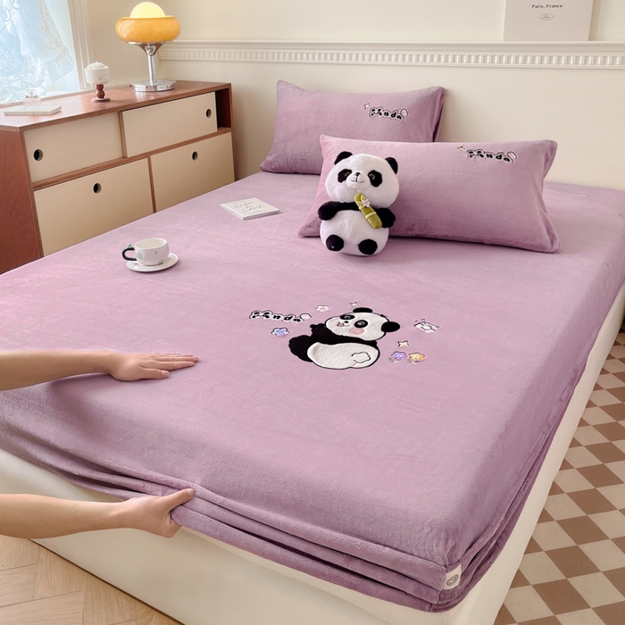 91家纺网 家纺一手货源 找家纺 鑫钰 2024新款刺绣卡通加厚牛奶绒床笠-花花熊猫 花花熊猫-紫色