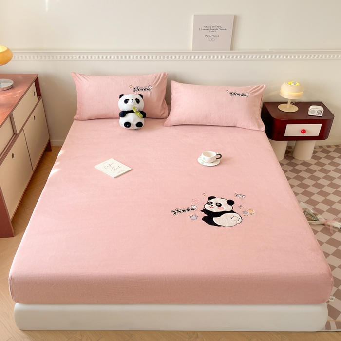 91家纺网 家纺一手货源 找家纺 鑫钰 2024新款刺绣卡通加厚牛奶绒床笠-花花熊猫 花花熊猫-绯粉