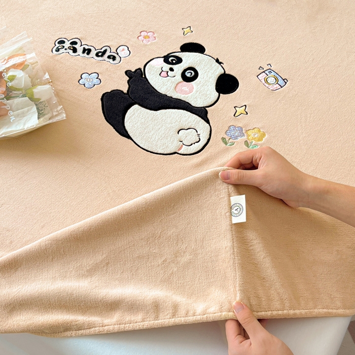 91家纺网 家纺一手货源 找家纺 鑫钰 2024新款刺绣卡通加厚牛奶绒床笠-花花熊猫 花花熊猫-卡其