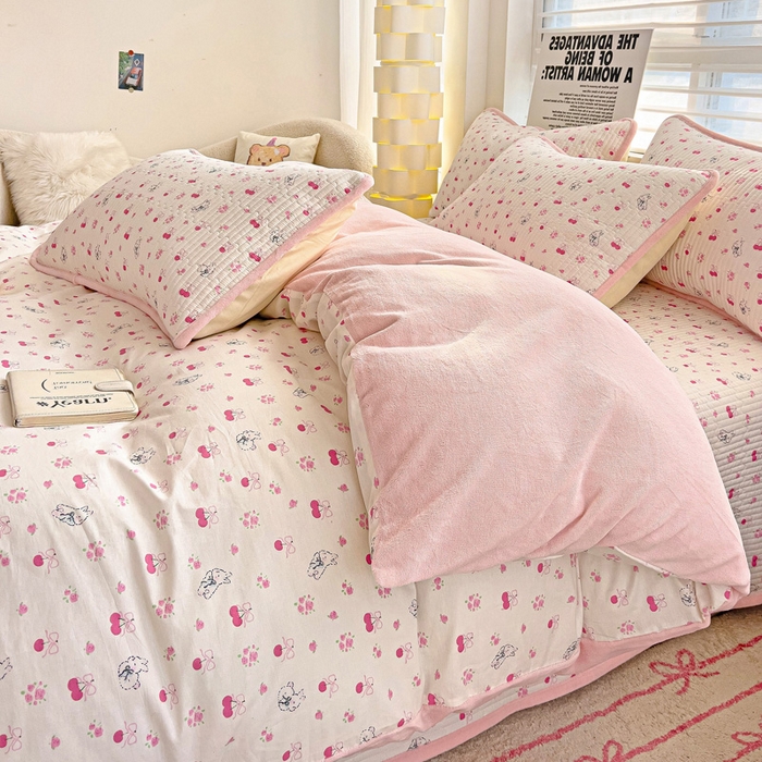91家纺网 家纺一手货源 找家纺 2024新款水洗全棉牛奶绒床盖四件套 樱桃兔兔