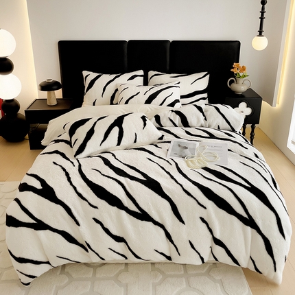 91家纺网 家纺一手货源 找家纺 米莱家纺 2024新款兔毛绒牛奶绒斑马四件套 赫本月光白