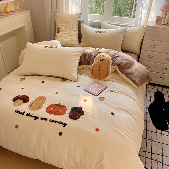 91家纺网 家纺一手货源 找家纺 2025新款牛奶绒+全棉毛巾绣四件套 蔬菜庄园