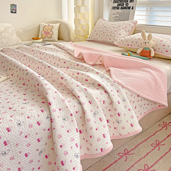 91家纺网 家纺一手货源 找家纺 2024新款水洗全棉牛奶绒床盖三件套 樱桃兔兔