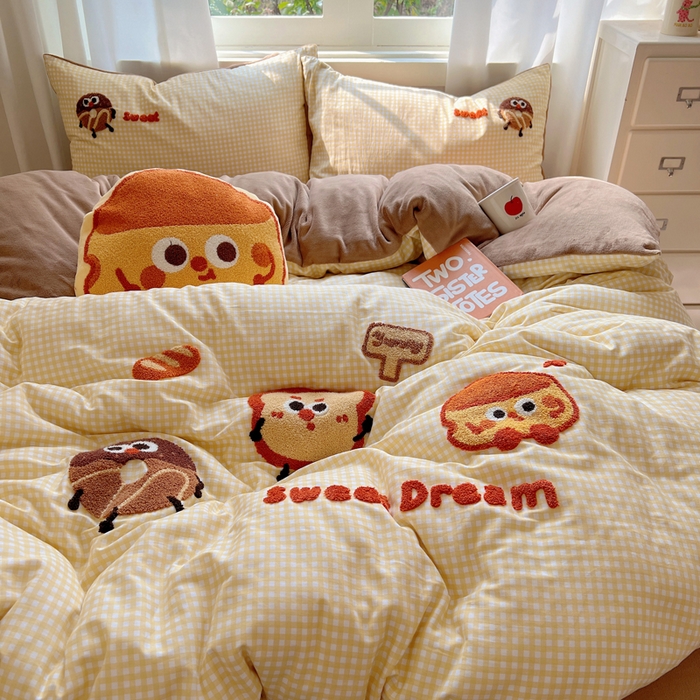 91家纺网 家纺一手货源 找家纺 2025新款牛奶绒+全棉毛巾绣四件套 甜甜圈