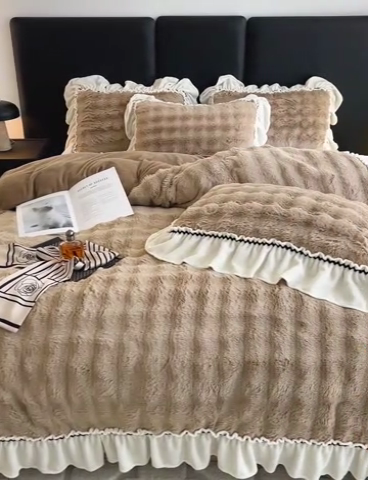 91家纺网 家纺一手货源 找家纺 米莱家纺 2024新款兔毛法式花边牛奶绒四件套 泡芙咖色