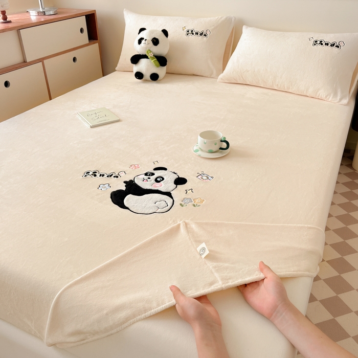 91家纺网 家纺一手货源 找家纺 鑫钰 2024新款刺绣卡通加厚牛奶绒床笠-花花熊猫 花花熊猫-米白