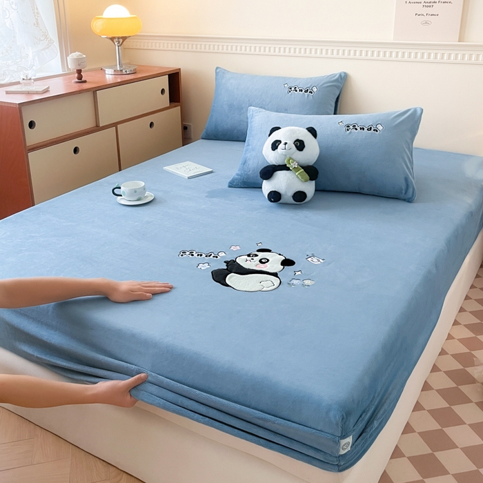 91家纺网 家纺一手货源 找家纺 鑫钰 2024新款刺绣卡通加厚牛奶绒床笠-花花熊猫 花花熊猫-湖蓝