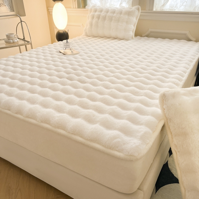 91家纺网 家纺一手货源 找家纺 鑫钰 2024秋冬新款高克重500克兔毛绒床笠 卡洛白