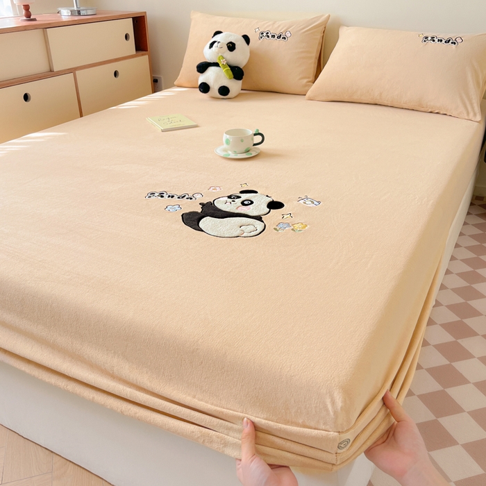 91家纺网 家纺一手货源 找家纺 鑫钰 2024新款刺绣卡通加厚牛奶绒床笠-花花熊猫 花花熊猫-卡其