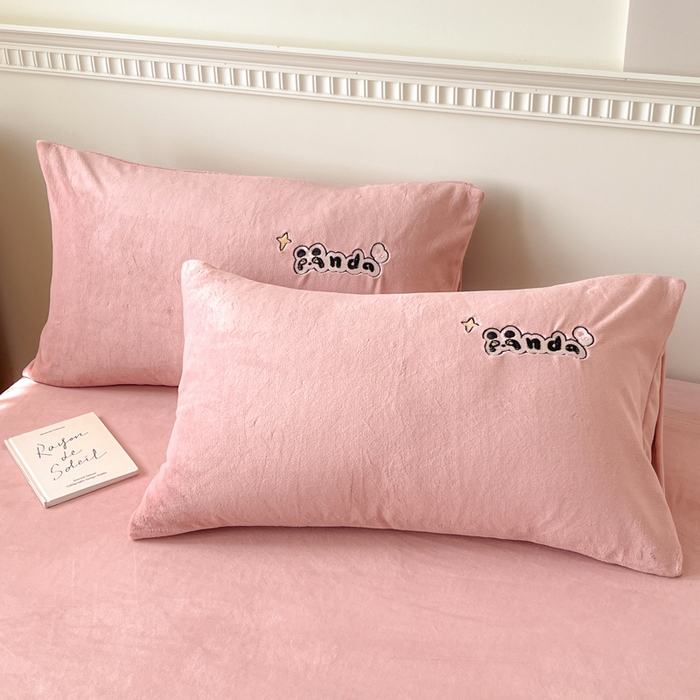 91家纺网 家纺一手货源 找家纺 鑫钰 2024新款刺绣卡通加厚牛奶绒床笠-花花熊猫 花花熊猫-绯粉