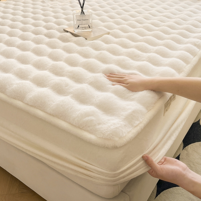 91家纺网 家纺一手货源 找家纺 鑫钰 2024秋冬新款高克重500克兔毛绒床笠 卡洛白