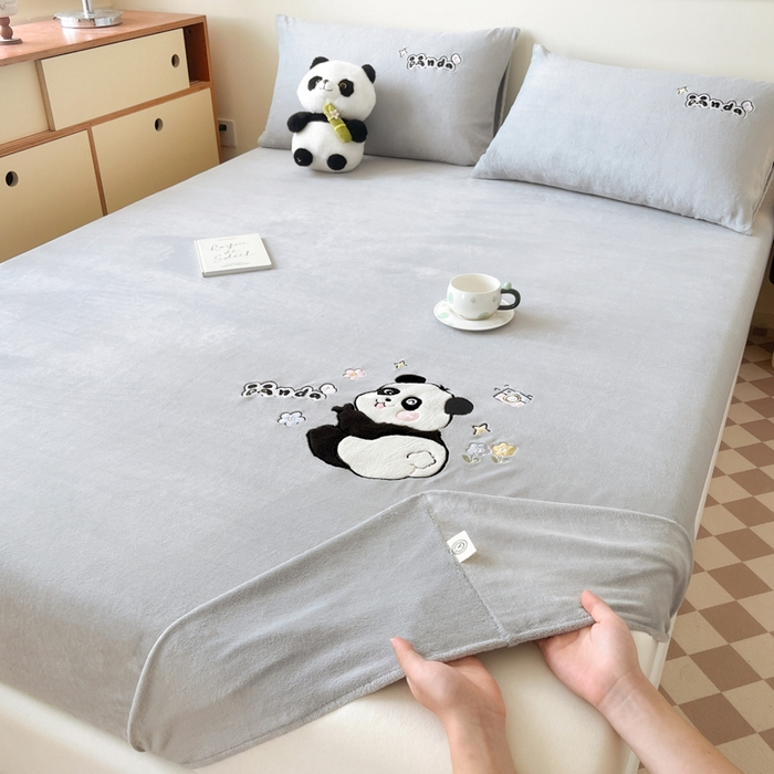 91家纺网 家纺一手货源 找家纺 鑫钰 2024新款刺绣卡通加厚牛奶绒床笠-花花熊猫 花花熊猫-浅灰