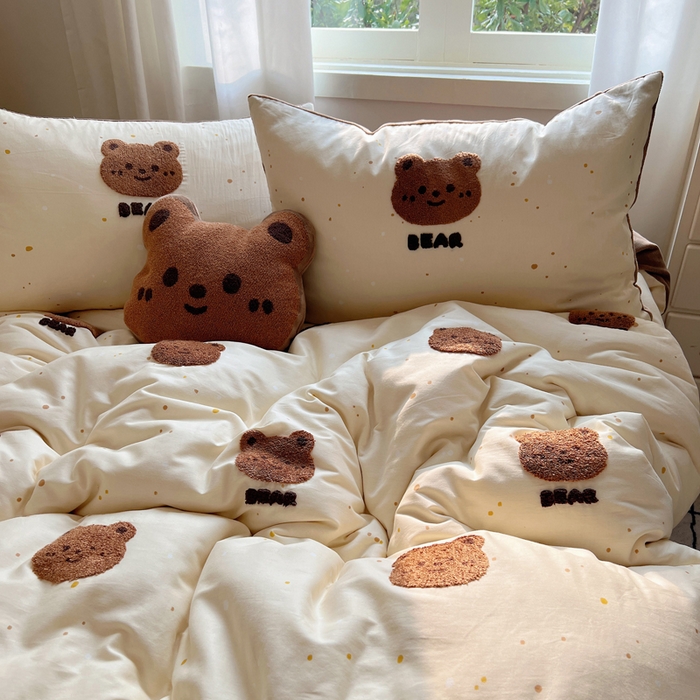 91家纺网 家纺一手货源 找家纺 2025新款牛奶绒+全棉毛巾绣四件套 乖乖熊