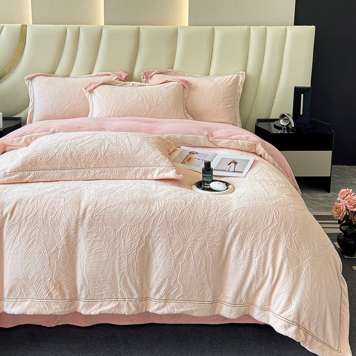 91家纺网 家纺一手货源 找家纺 金喜 2024新款AB230克全消光牛奶绒雕花绒四件套--春屿系列 玉脂粉