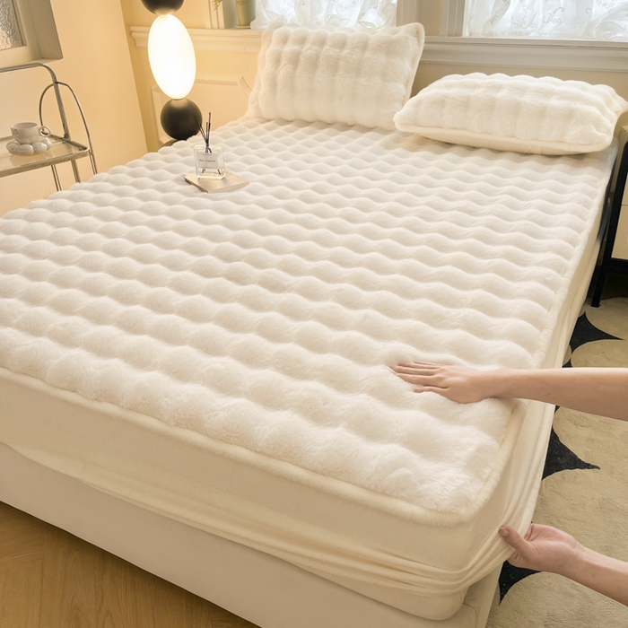 91家纺网 家纺一手货源 找家纺 鑫钰 2024秋冬新款高克重500克兔毛绒床笠 卡洛白