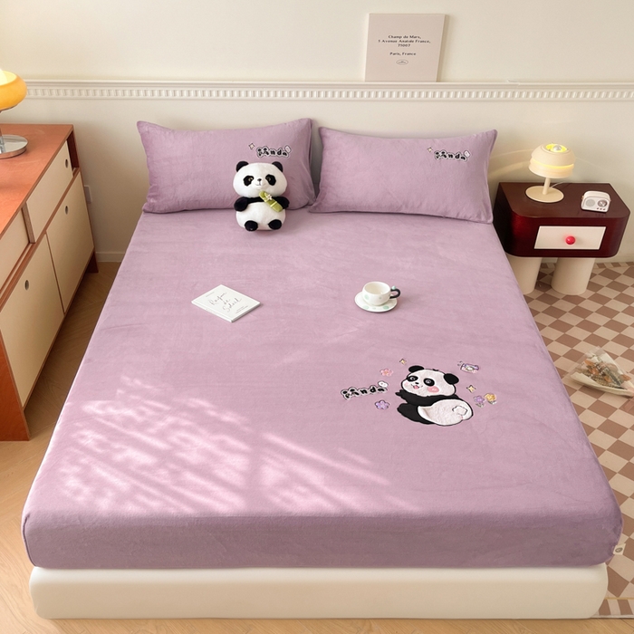 91家纺网 家纺一手货源 找家纺 鑫钰 2024新款刺绣卡通加厚牛奶绒床笠-花花熊猫 花花熊猫-紫色