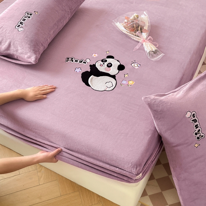 91家纺网 家纺一手货源 找家纺 鑫钰 2024新款刺绣卡通加厚牛奶绒床笠-花花熊猫 花花熊猫-紫色