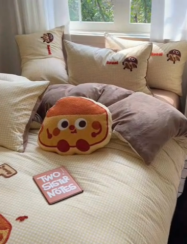 91家纺网 家纺一手货源 找家纺 2025新款牛奶绒+全棉毛巾绣四件套 甜甜圈